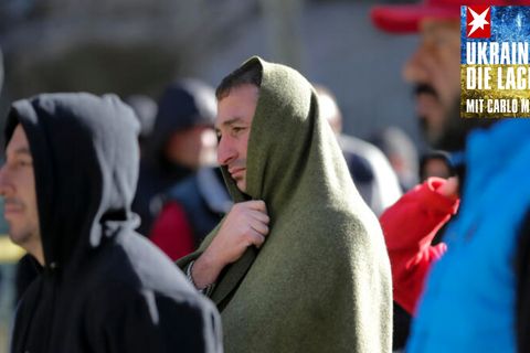 Hier wartet eine Gruppe Männer an der georgischen Grenze.