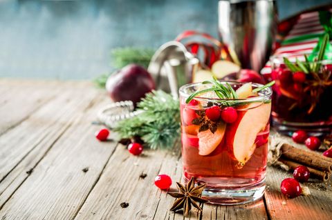 Glüh-Gin Trend 2023: Ein Glühgin steht fein dekoriert auf einem Holztisch.