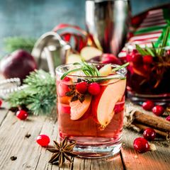 Glüh-Gin Trend 2025: Ein Glühgin steht fein dekoriert auf einem Holztisch.