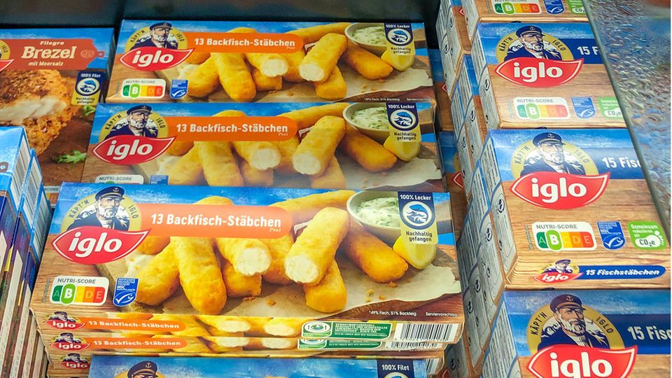 Vegane Fischalternativen Fischstäbchen Iglo Fischstäbchen von Iglo liegen in einer Tiefkühltruhe