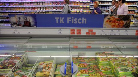 Tiefkühl-Regal mit Fisch in einem Supermarkt