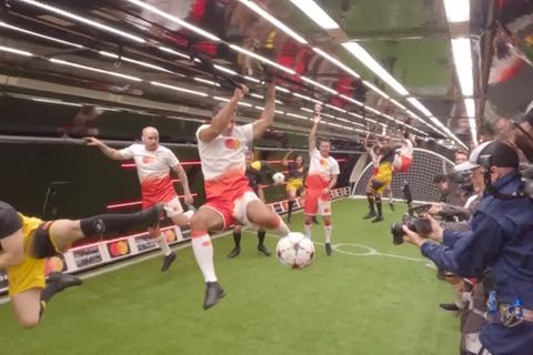 Parabelflug: Fußballspiel über den Wolken: Altmeister Figo knackt schwerelos einen Weltrekord