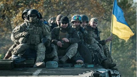 Ukrainische Soldaten fahren auf einem gepanzerten Fahrzeug