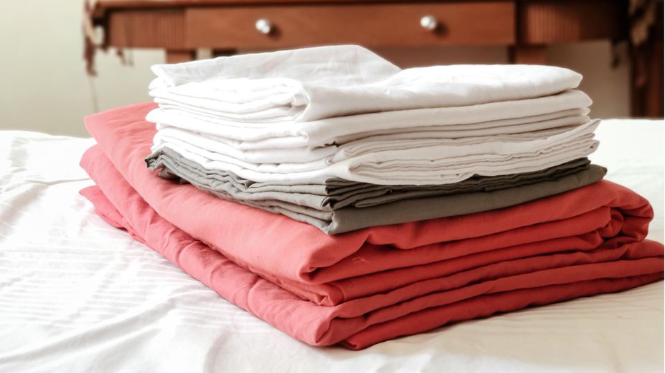 Lifehack: So falten Sie ihr Spannbettlaken platzsparend und ohne Falten