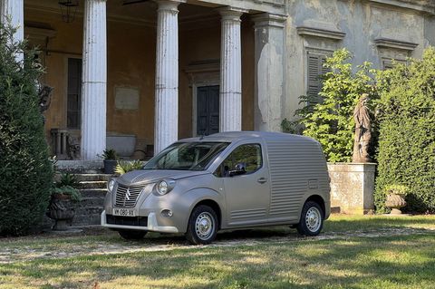Der Citroen Berlingo 2CV Fourgonnette steht vor einem Gebäude