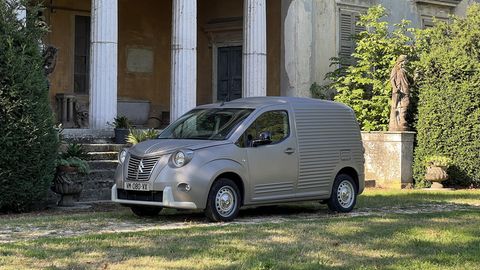 Der Citroen Berlingo 2CV Fourgonnette steht vor einem Gebäude