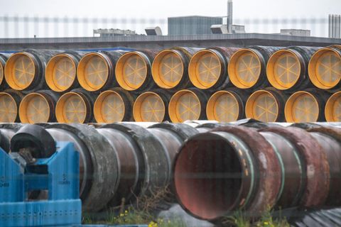 Nicht verbaute Rohre lagern in einem Hafengelände