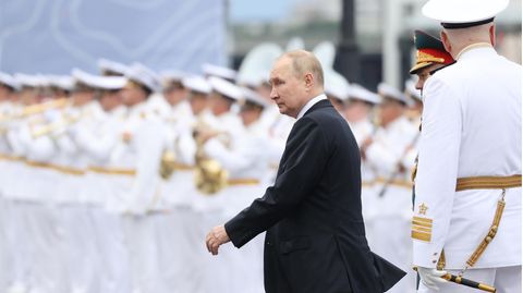 Wladimir Putin bei einer Militärparade: Die Mobilmachung bringt den Nordkaukasus an den Rand eines Aufstands. 