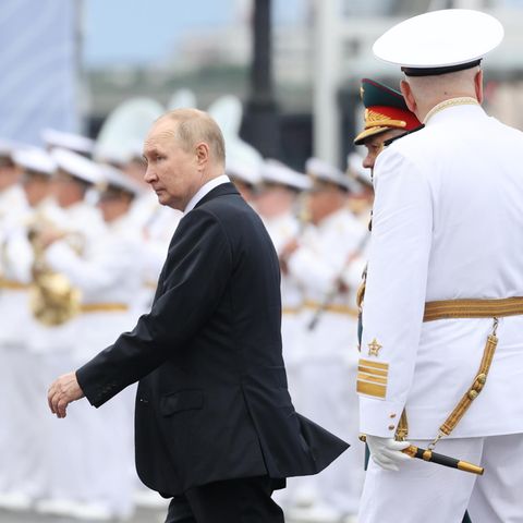 Wladimir Putin bei einer Militärparade: Die Mobilmachung bringt den Nordkaukasus an den Rand eines Aufstands. 