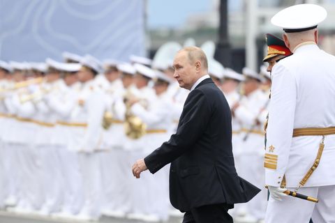 Wladimir Putin bei einer Militärparade: Die Mobilmachung bringt den Nordkaukasus an den Rand eines Aufstands. 