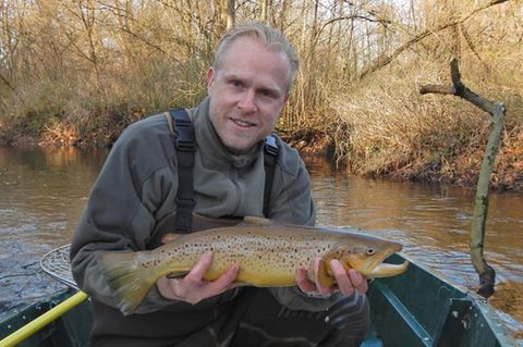 Angler Frank Schlichting mit einer Meerforelle
