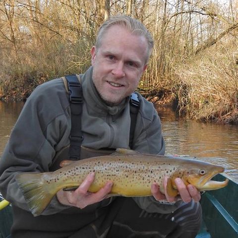 Angler Frank Schlichting mit einer Meerforelle