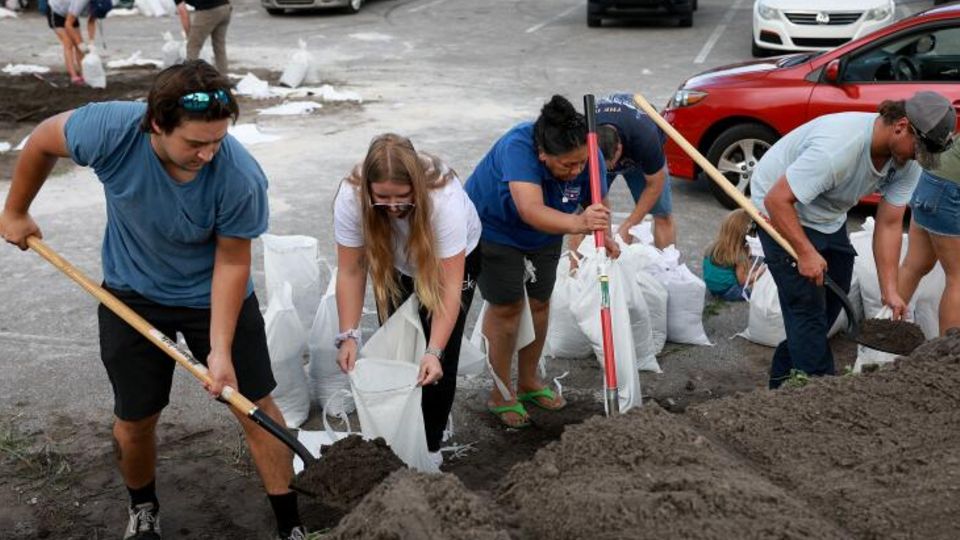 Drohende Sturmfluten: Hurrikan "Ian" nimmt Kurs auf Florida – Menschen schützen ihre Häuser mit Sandsäcken Drohende Sturmfluten: Hurrikan "Ian" nimmt Kurs auf Florida – Menschen schützen ihre Häuser mit Sandsäcken