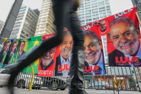 Strandtücher mit den Motiven von Lula da Silva und Bolsonaro
