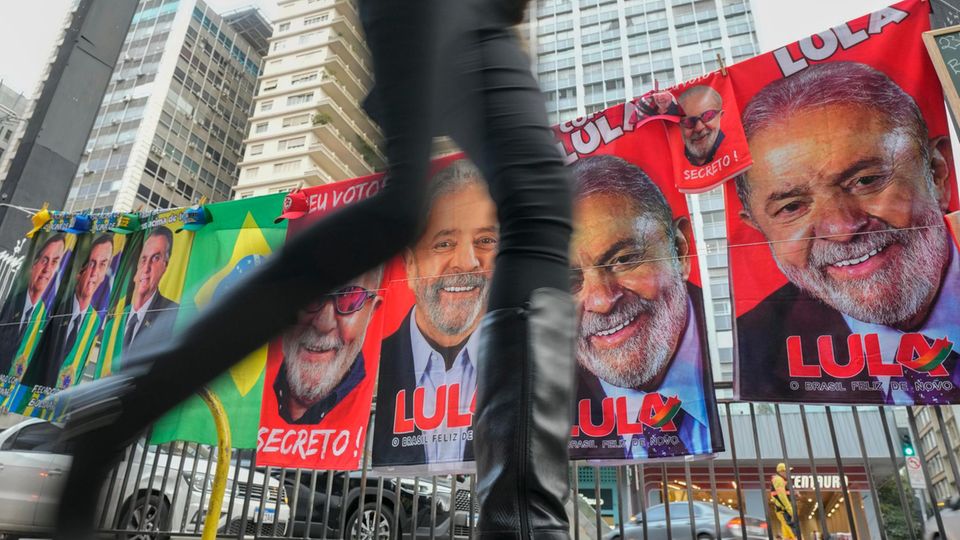 Strandtücher mit den Motiven von Lula da Silva und Bolsonaro