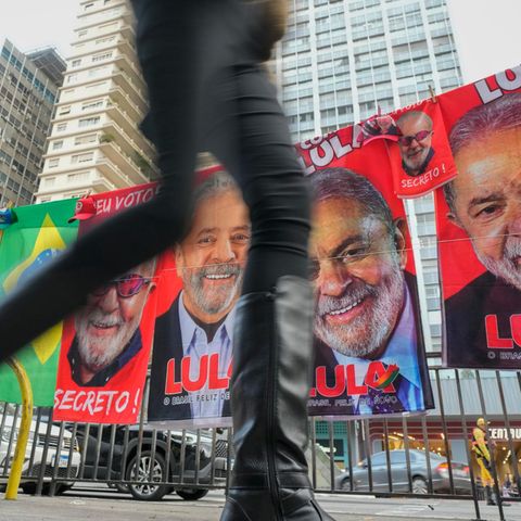 Strandtücher mit den Motiven von Lula da Silva und Bolsonaro