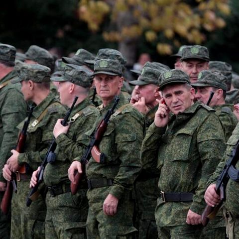 Mobilmachung in Russland: Frisch eingezogene Soldaten machen sich aus Sewastopol aus an die Front 