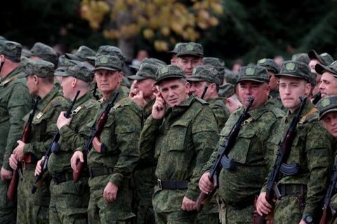 Mobilmachung in Russland: Frisch eingezogene Soldaten machen sich aus Sewastopol aus an die Front 