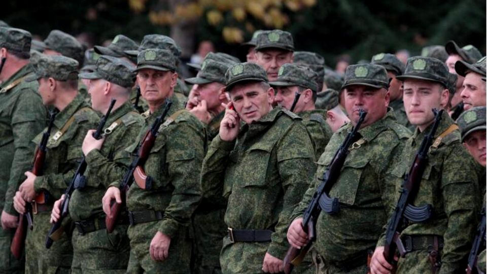 Mobilmachung in Russland: Frisch eingezogene Soldaten machen sich aus Sewastopol aus an die Front 