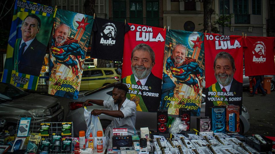 Rio de Janeiro, Brasilien. Die ganz großen Fans von Jair Bolsonaro dürfen sich diese Handtücher mit dem Konterfei des noch amtierenden brasilianischen Präsidenten nicht entgehen lassen. In dem Land startet gerade die letzte Etappe im Wahlkampf. Auch Herausforderer Luiz Inácio Lula da Silva von der linken Arbeiterpartei rechnet sich Chancen auf den Amtssitz aus. 