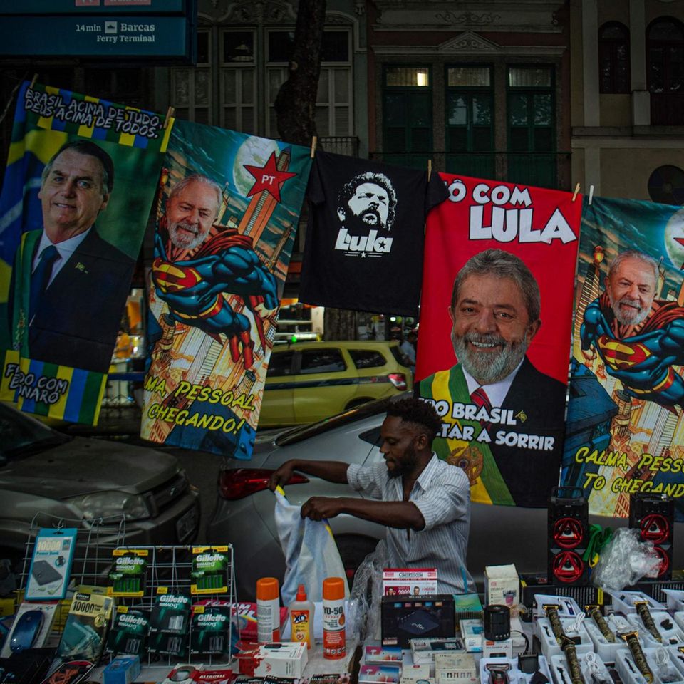 Rio de Janeiro, Brasilien. Die ganz großen Fans von Jair Bolsonaro dürfen sich diese Handtücher mit dem Konterfei des noch amtierenden brasilianischen Präsidenten nicht entgehen lassen. In dem Land startet gerade die letzte Etappe im Wahlkampf. Auch Herausforderer Luiz Inácio Lula da Silva von der linken Arbeiterpartei rechnet sich Chancen auf den Amtssitz aus. 