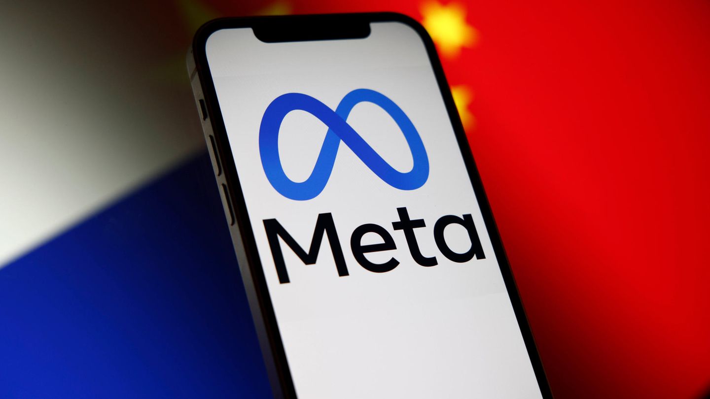 Ein Smartphone vor der russischen und chinesischen Flagge