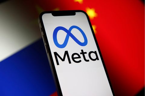 Ein Smartphone vor der russischen und chinesischen Flagge
