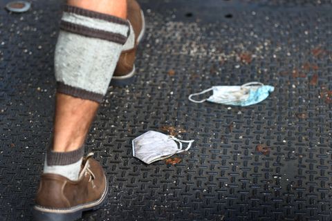Coronavirus-Schutzmasken liegen auf dem Oktoberfest in München auf dem Boden