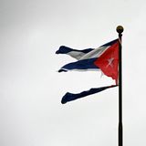 Diese kubanische Flagge hat Wirbelsturm Ian nicht überstanden. Angesichts der sonstigen Schäden in dem Inselstaat ist das sicherlich zu vernachlässigen. Landesweit fiel der Strom aus, der staatliche Stromanbieter UNE kündigte an, dass die Versorgung schrittweise in der Nacht und am Morgen wiederhergestellt werde.