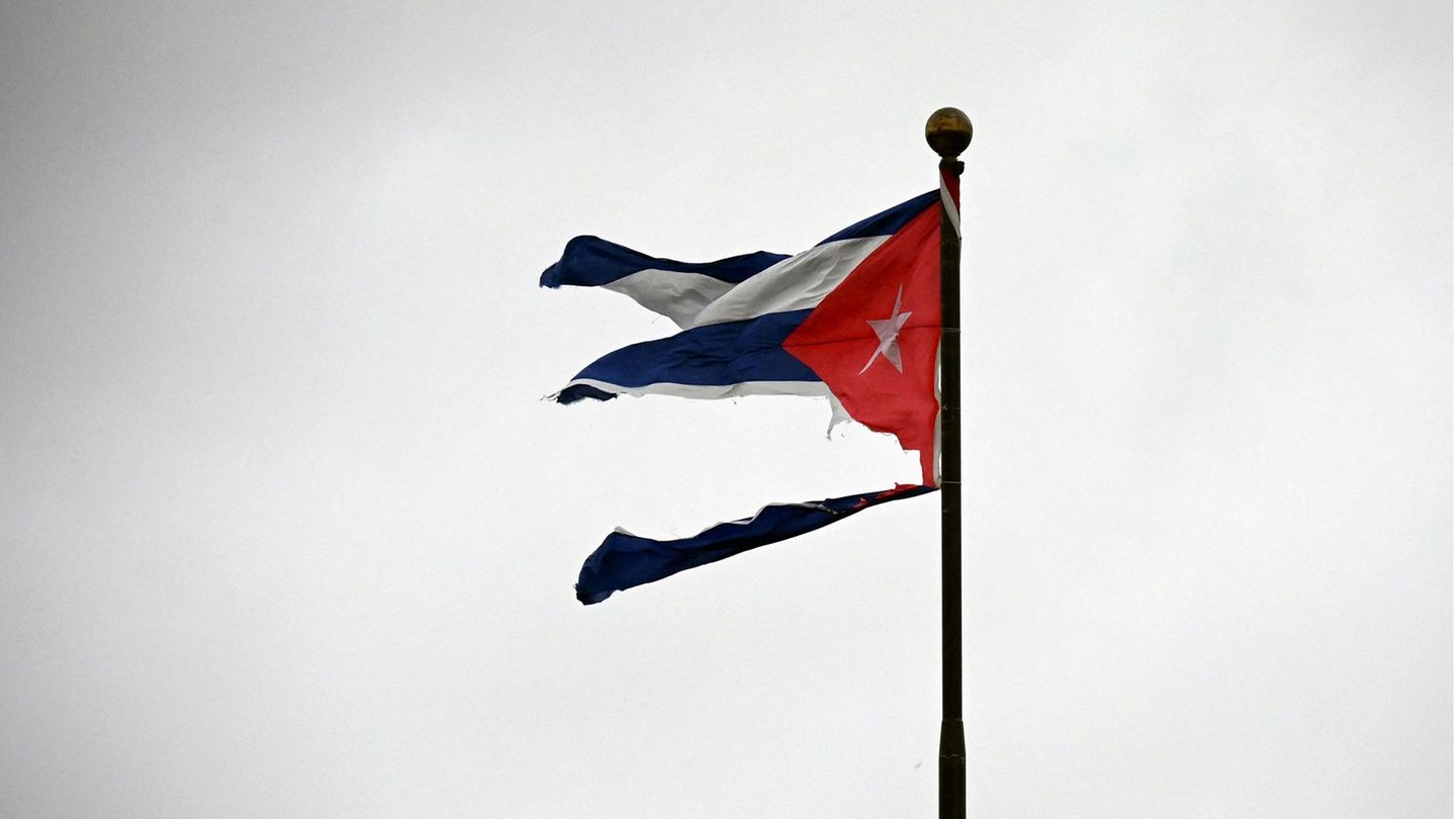 Drohende Sturmfluten: Diese kubanische Flagge hat Wirbelsturm Ian nicht überstanden. Angesichts der sonstigen Schäden in dem Inselstaat ist das sicherlich zu vernachlässigen. Landesweit fiel der Strom aus, der staatliche Stromanbieter UNE kündigte an, dass die Versorgung schrittweise in der Nacht und am Morgen wiederhergestellt werde. Diese kubanische Flagge hat Wirbelsturm Ian nicht überstanden. Angesichts der sonstigen Schäden in dem Inselstaat ist das sicherlich zu vernachlässigen. Landesweit fiel der Strom aus, der staatliche Stromanbieter UNE kündigte an, dass die Versorgung schrittweise in der Nacht und am Morgen wiederhergestellt werde.