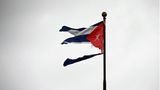 Diese kubanische Flagge hat Wirbelsturm Ian nicht überstanden. Angesichts der sonstigen Schäden in dem Inselstaat ist das sicherlich zu vernachlässigen. Landesweit fiel der Strom aus, der staatliche Stromanbieter UNE kündigte an, dass die Versorgung schrittweise in der Nacht und am Morgen wiederhergestellt werde.