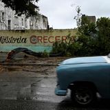 In Havana, Kuba fährt ein Auto an einem durch "Ian" umgestürzten Baum vorbei. In der besonders betroffenen Provinz Pinar del Río seien zwei Menschen nach dem Einsturz ihrer Häuser gestorben, teilt die Regierung am Dienstag mit.