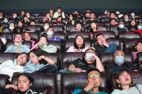 Menschen in China sitzen in einem Kinosaal