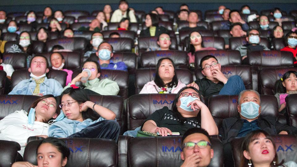 Menschen in China sitzen in einem Kinosaal