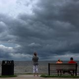 Am Strand von St. Petersburg, Florida, beobachten Menschen schon am Dienstag die Vorboten des Hurrikans: dicke graue Wolken