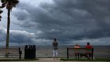 Am Strand von St. Petersburg, Florida, beobachten Menschen schon am Dienstag die Vorboten des Hurrikans: dicke graue Wolken