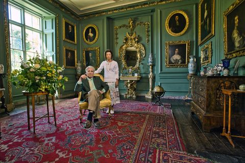 Sir Peter Prideaux-Brune mit Frau Elisabeth auf dem Landsitz, in dem auch Pilcher-Romane verfilmt werden
