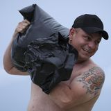 Andere, wie Erwin Martinez am Strand bei Tampa, schleppen da schon Sandsäcke