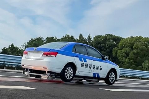 Der Wagen wurde grob umgebaut und erhob sich 35 Millimeter über die Fahrbahn.