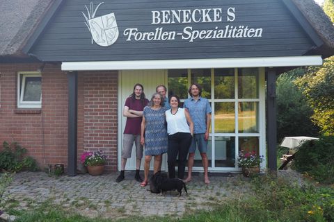 Familie Benecke vor dem Hofladen ihrer Fischzucht