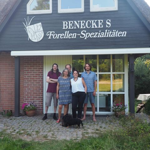 Familie Benecke vor dem Hofladen ihrer Fischzucht