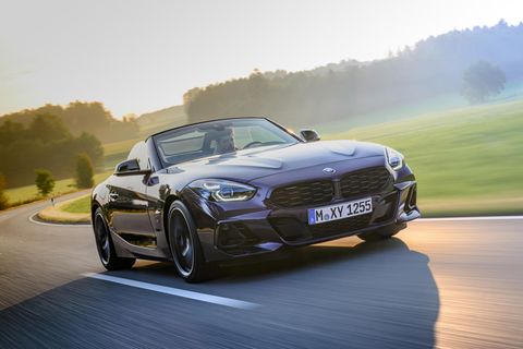 Der neue BMW Z4 fährt auf einer Landstraße