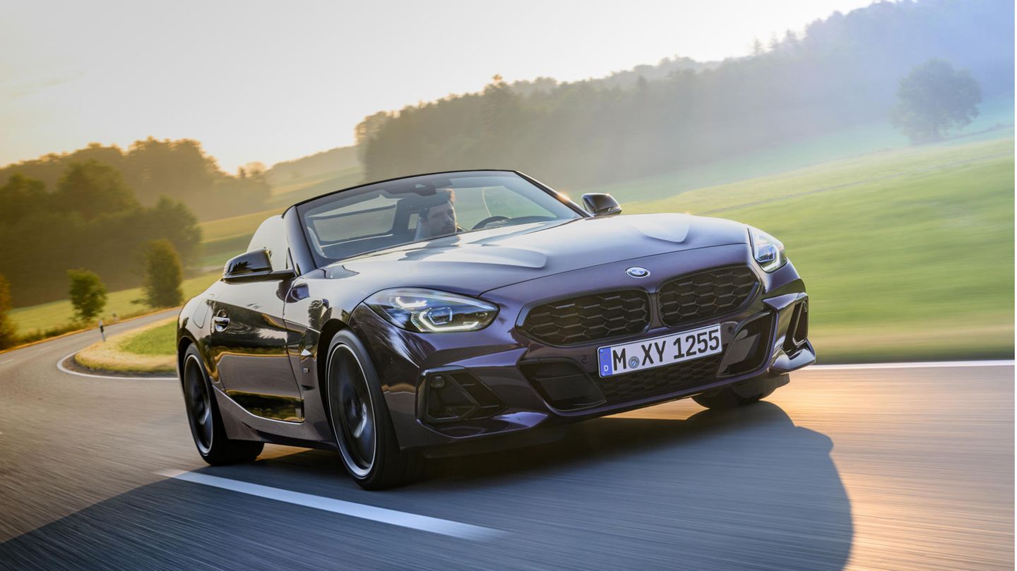 Der neue BMW Z4 fährt auf einer Landstraße