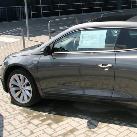 Ein VW Scirocco beim Gebrauchtwagenhändler.