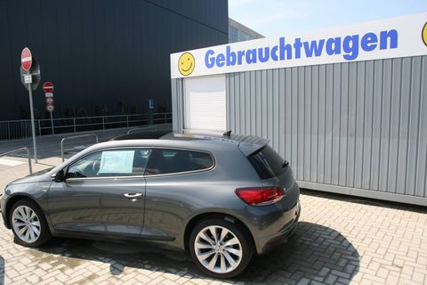 Ein VW Scirocco beim Gebrauchtwagenhändler.