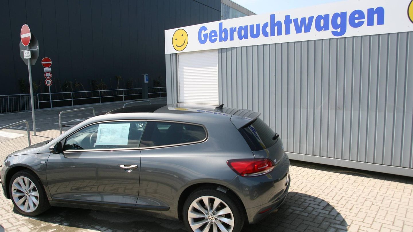 Ein VW Scirocco beim Gebrauchtwagenhändler.