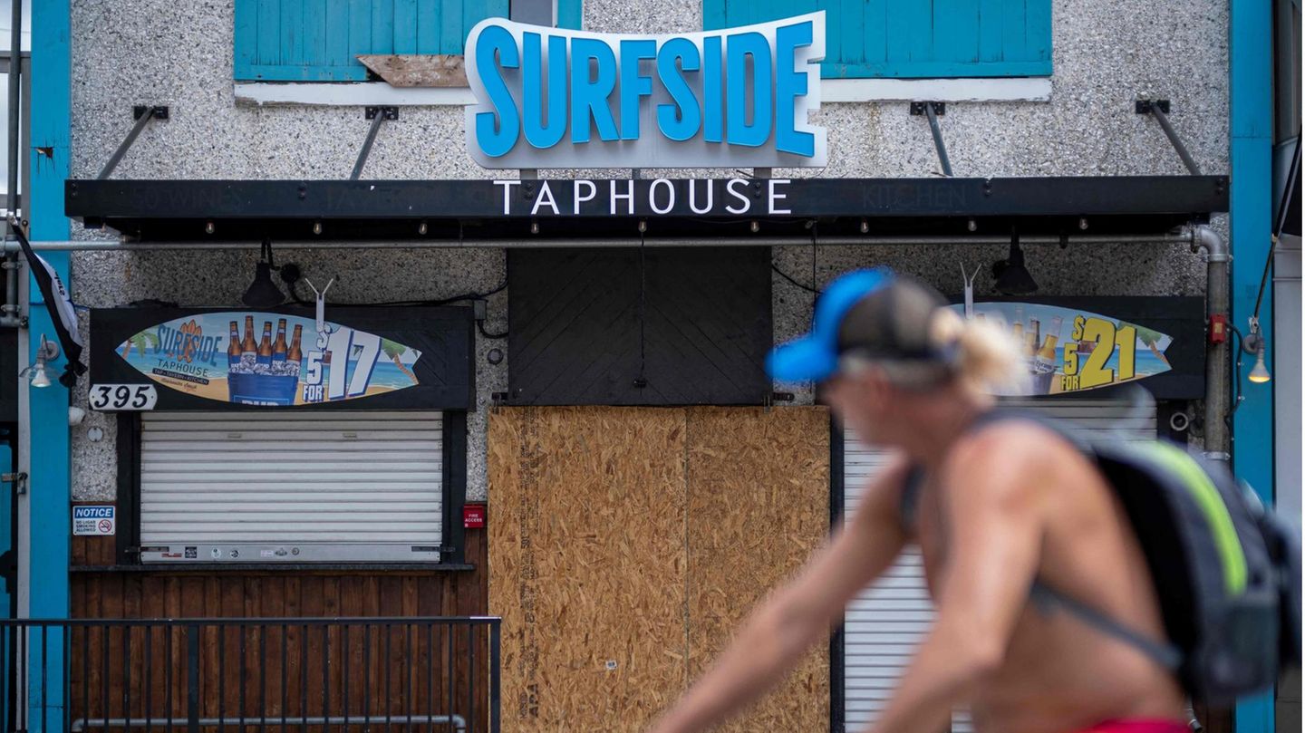 Dieses Restaurant in in Clearwater hat bereits am Dienstag die Rollläden runtergelassen und die Tür mit Brettern geschützt