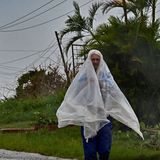 In San Juan y Martinez, Provinz Pinar del Rio, hat sich dieser Kubaner in eine Plastikfolie gewickelt, um vor Regen geschützt zu sein