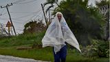 In San Juan y Martinez, Provinz Pinar del Rio, hat sich dieser Kubaner in eine Plastikfolie gewickelt, um vor Regen geschützt zu sein
