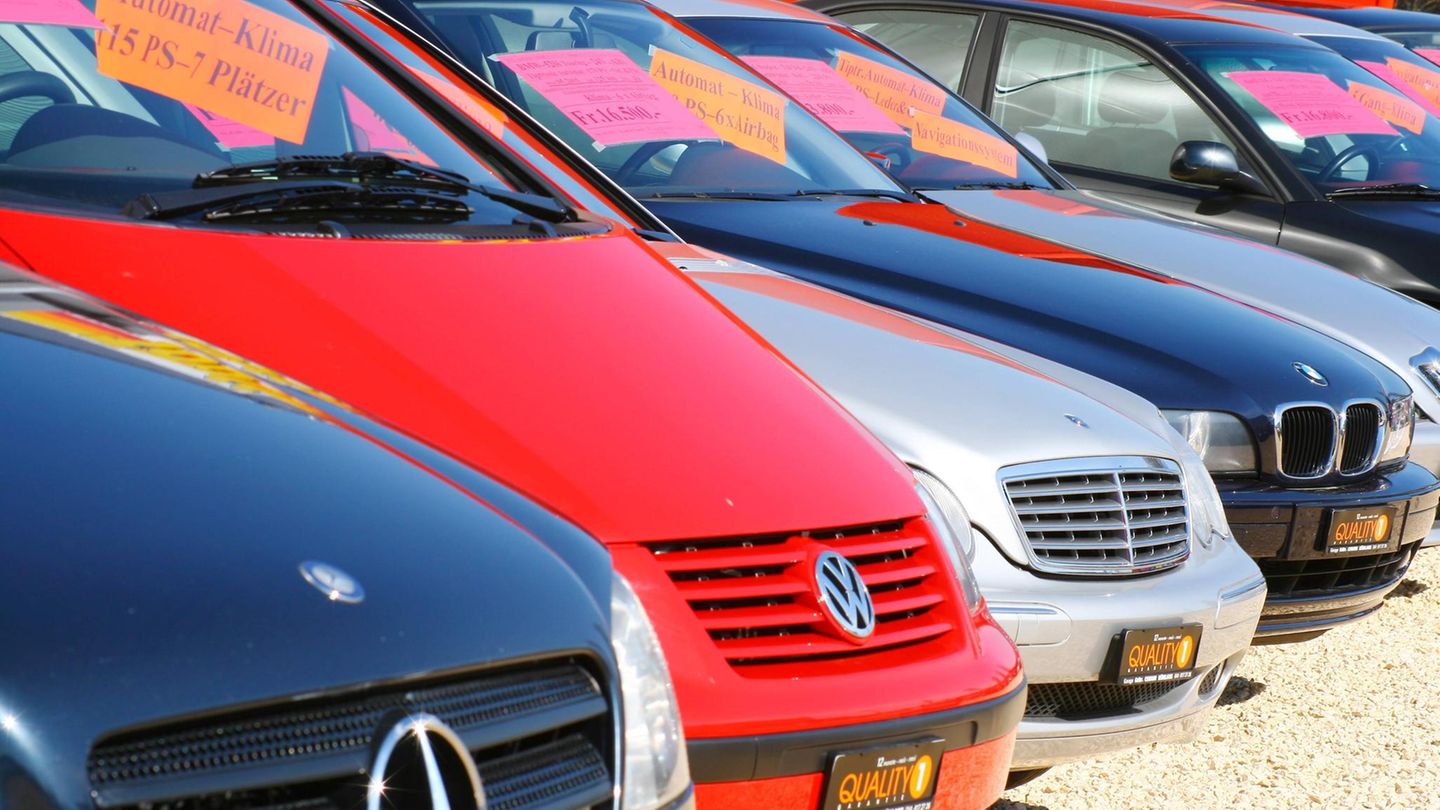 Gebrauchtwagen beim Händler.